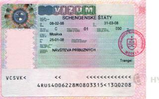 Quali documenti devono essere presentati al consolato slovacco per ottenere il visto?