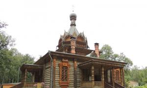 Chiesa di Tikhon di Zadonsk a Sokolniki: chiesa di legno in stile russo