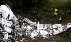 Un aereo con a bordo giocatori di calcio brasiliani si è schiantato in Colombia (foto, video)