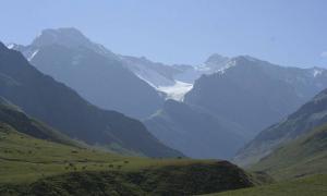 Escursione in montagna lungo la cresta Pamir-Alai Kichik-Alai, a sud del Kirghizistan