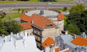 Casco antiguo de Tallin, Estonia: historia, atracciones, datos interesantes Castillo de Toompea y Torre Long Hermann